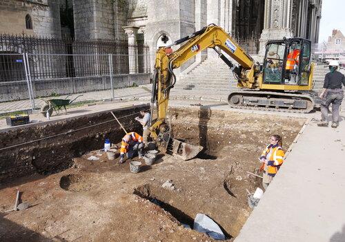 Les archéologues de C'Chartres Archéologie fouillent le parvis sud de la cathédrale Notre-Dame de Chartres, en 2024. La fouille atteint alors environ 1m80 de profondeur.