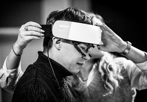 Un homme installe un dispositif de Eye tracking sur sa tête.