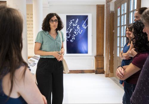Photo d'une visite guidée dans l'amphithéâtre Perrin | Espace INVENTER de la Maison Poincaré