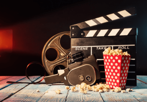 Pot de popcorn devant un clap de cinéma