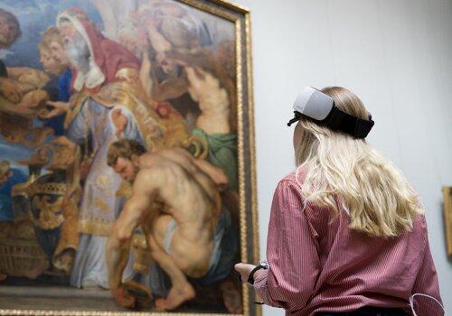 Jeune fille regarde un tableau avec des lunettes de eye-tracking.