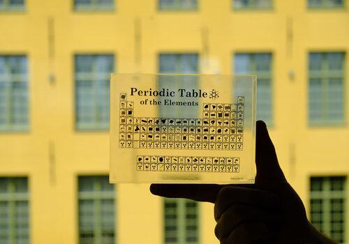 Table périodique devant un batiment du Labo visible en arrière-plan