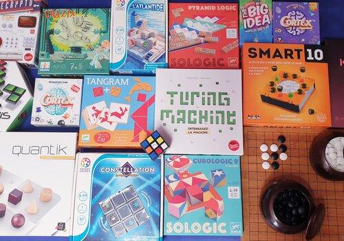 Une tableavec des jeux de société