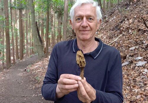 portrait d'Hubert Voiry tenant un champignon