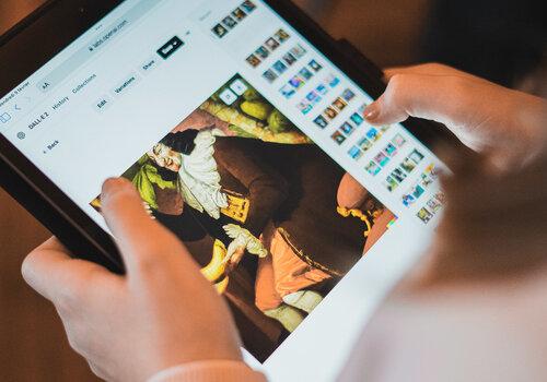 personne manipulant une tablette