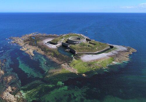 Vue aérienne de l'île du Large de l'archipel de Saint-Marcouf).