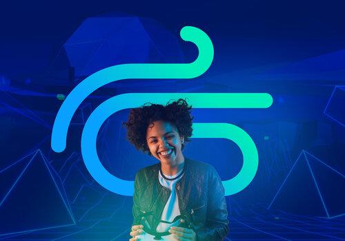Une jeune femme souriante tient un casque de réalité virtuelle entre ses mains, sur fond d’univers numérique aux teintes bleues et vertes. Un grand pictogramme stylisé représentant un souffle d’air est superposé à l’image, évoquant la thématique de la qualité de l’air.