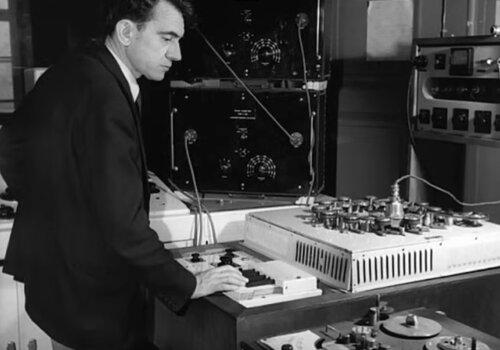 Pierre Schaeffer dans les années 1950 Pierre Schaeffer dans les années 1950, debout devant une table de son