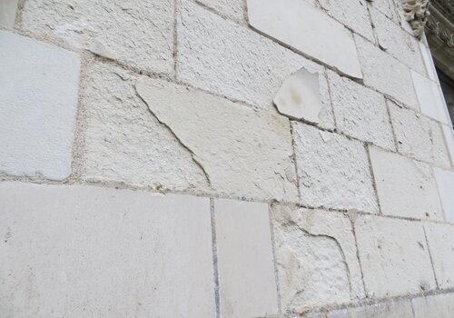 Tuffeau atteint d'une desquamation en plaque (chateau de Chaumont-sur-Loire)