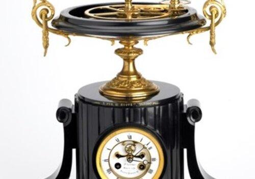 Pendule de table religieuse avec échappement à roue de rencontre