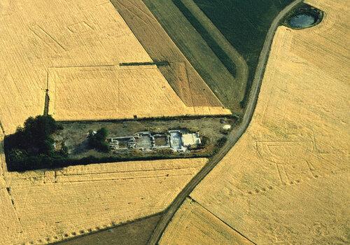 Vestiges des thermes de Gisacum vue du ciel dans les années 1970.