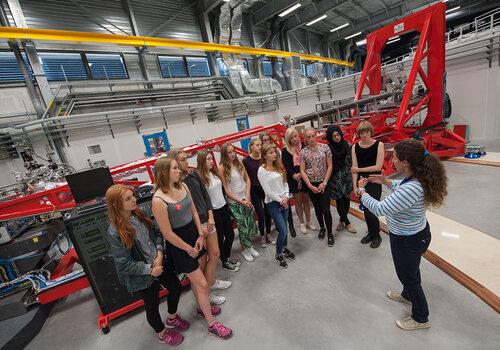 Jeunes filles visitant la ligne de lumière ID32 de l'ESRF