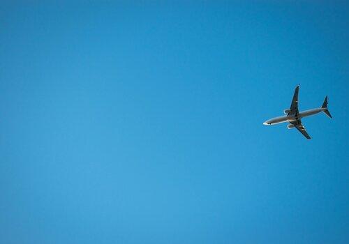 Un avion vole dans un ciel sans nuages