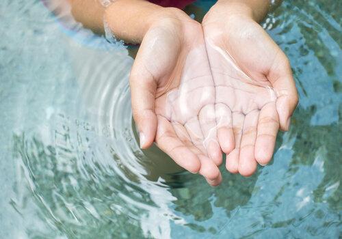 mains dans l'eau