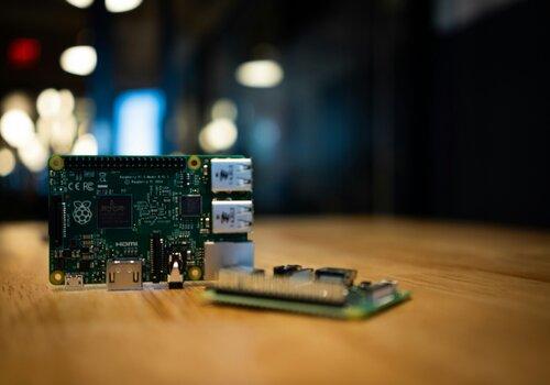 Deux circuits imprimés verts sur une surface en bois