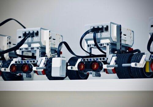 Deux petits robots noirs sur fond blanc