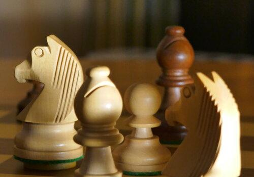 cinq pièces d'échecs