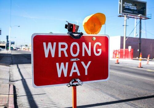 Panneau de signalisation sur une route en travaux