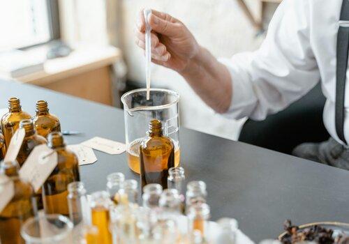 Un parfumeur effectue des mélanges de liquide à l'aide d'une pipette