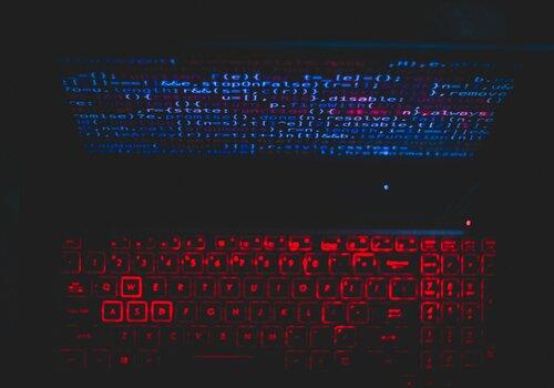 lumières rouges et bleues d'un ordinateur