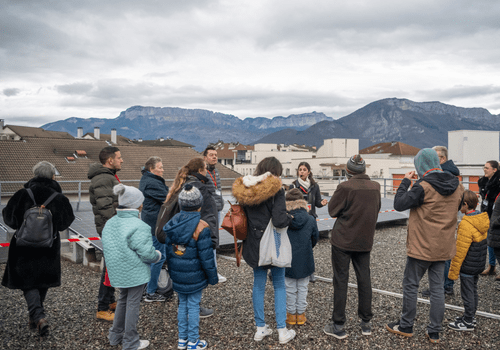 Visite d'un groupe sur le toit de la Turbine