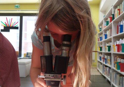 Atelier scientifique scolaire Photo d’enfants utilisant un binoculaire.
