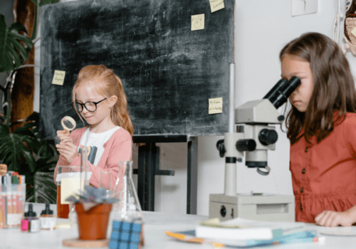Deux fillettes regardent dans un microscope Deux fillettes regardent dans un microscope