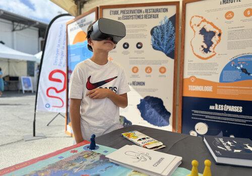 Enfant participant aux activités proposés par l'IRD lors d'un évènement