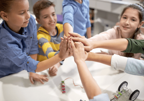 Des enfants réalisent des expériences scientifiques Des enfants réalisent des expériences scientifiques