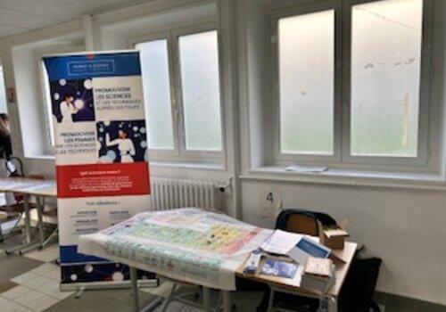 Stand Femmes & Sciences lors d'un forum