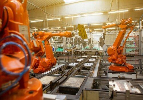 Des bras articulés de robot travaillant sur une chaine de montage