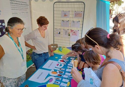 Enfants, parents, adultes, vous êtes tous et toutes les bienvenues au stand "Femmes & Sciences/INRAE"