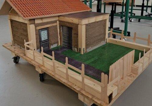 Maison à échelle réduite à base de terre crue 