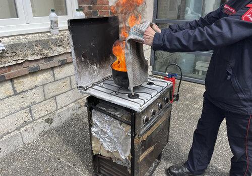Un sapeur pompier qui éteint un feu
