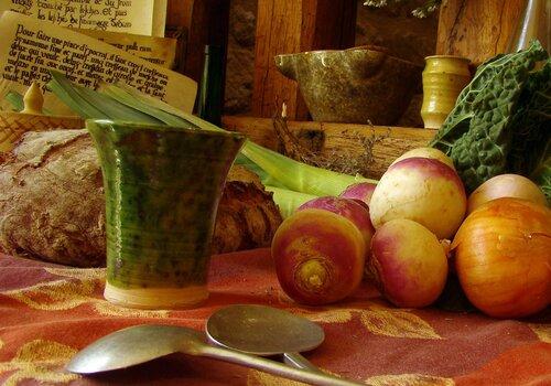 Table de cuisine avec légumes à l'ancienne