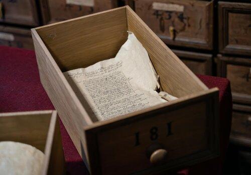 Quand le chercheur sort les archives de leur boîte 
