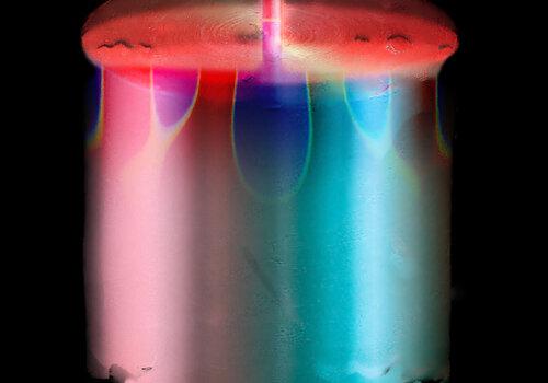 Photographie artistique révélant une étape du processus de recherche scientifique autour des ondes acoustiques.
