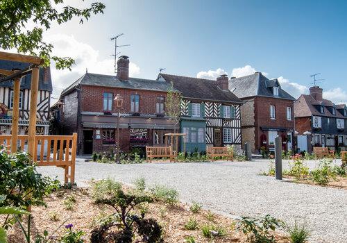 Photo de la place principale de Beuvron en Auge