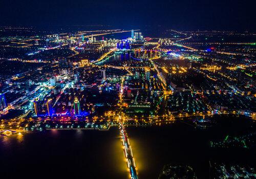 Ville vue du ciel de nuit