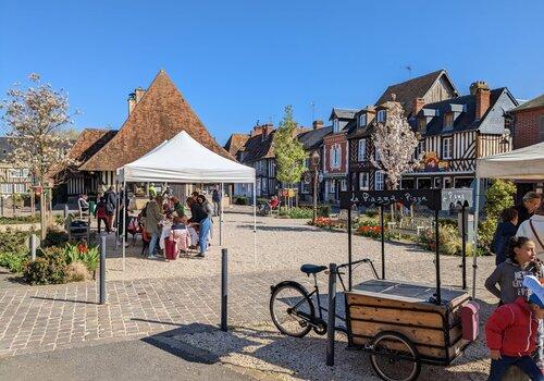 place principale à Beuvron en Auge