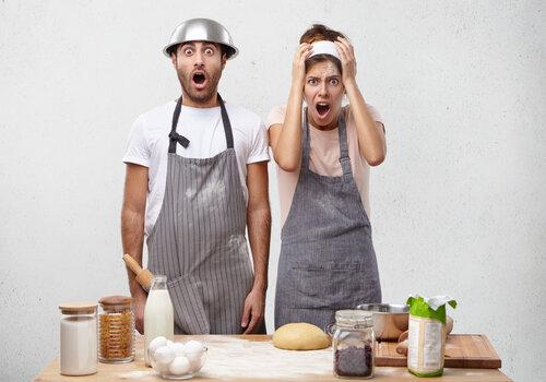 Personnes affolées qui cuisinent