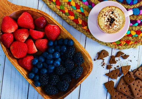 Bol de fruits avec café et biscuits