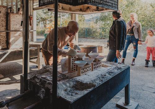 Chargement d'un four raku