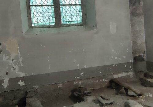 divers vestiges mis au jour sour un plancher dans une chapelle 