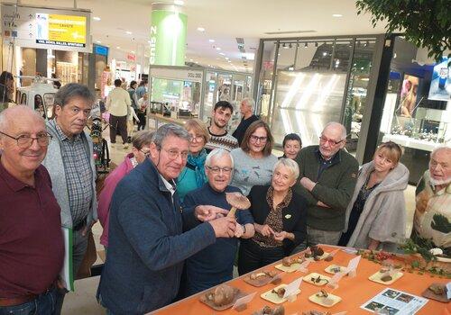 groupe visitant l'exposition de Saint Genis Laval en 2025