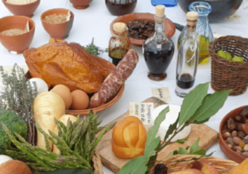 table dréssée avec viande, épices et herbes aromatiques