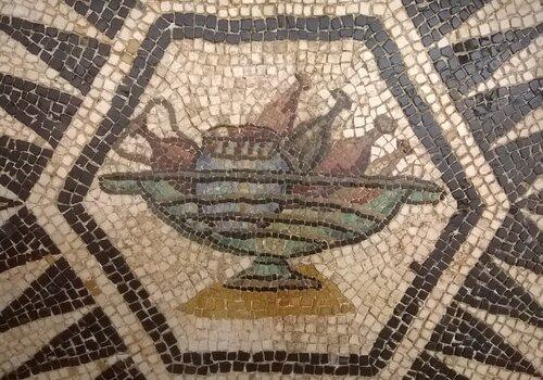 mosaïque à décor de coupe en verre contenant des flacons 