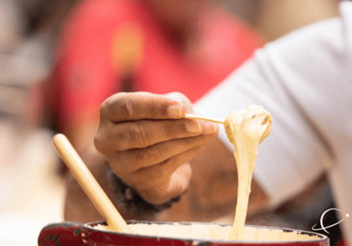 Partager un plat transforme l’expérience alimentaire et renforce les dimensions sociales, culturelles et émotionnelles du goût.
