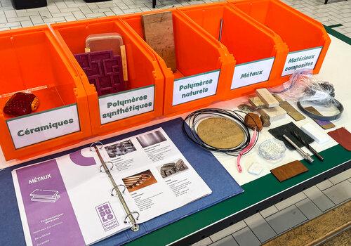Boîtes pour trier les matériaux en 5 catégories, matériaux étalés devant sur une table, classeur avec classification des matériaux