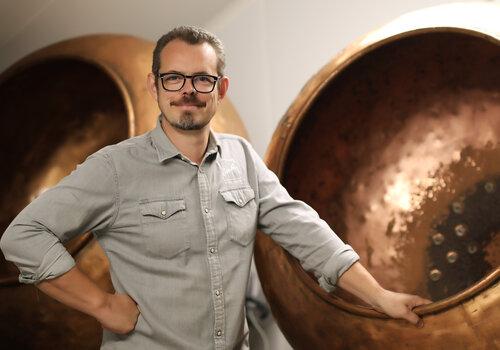 Thierry Court devant un chaudron à confiserie